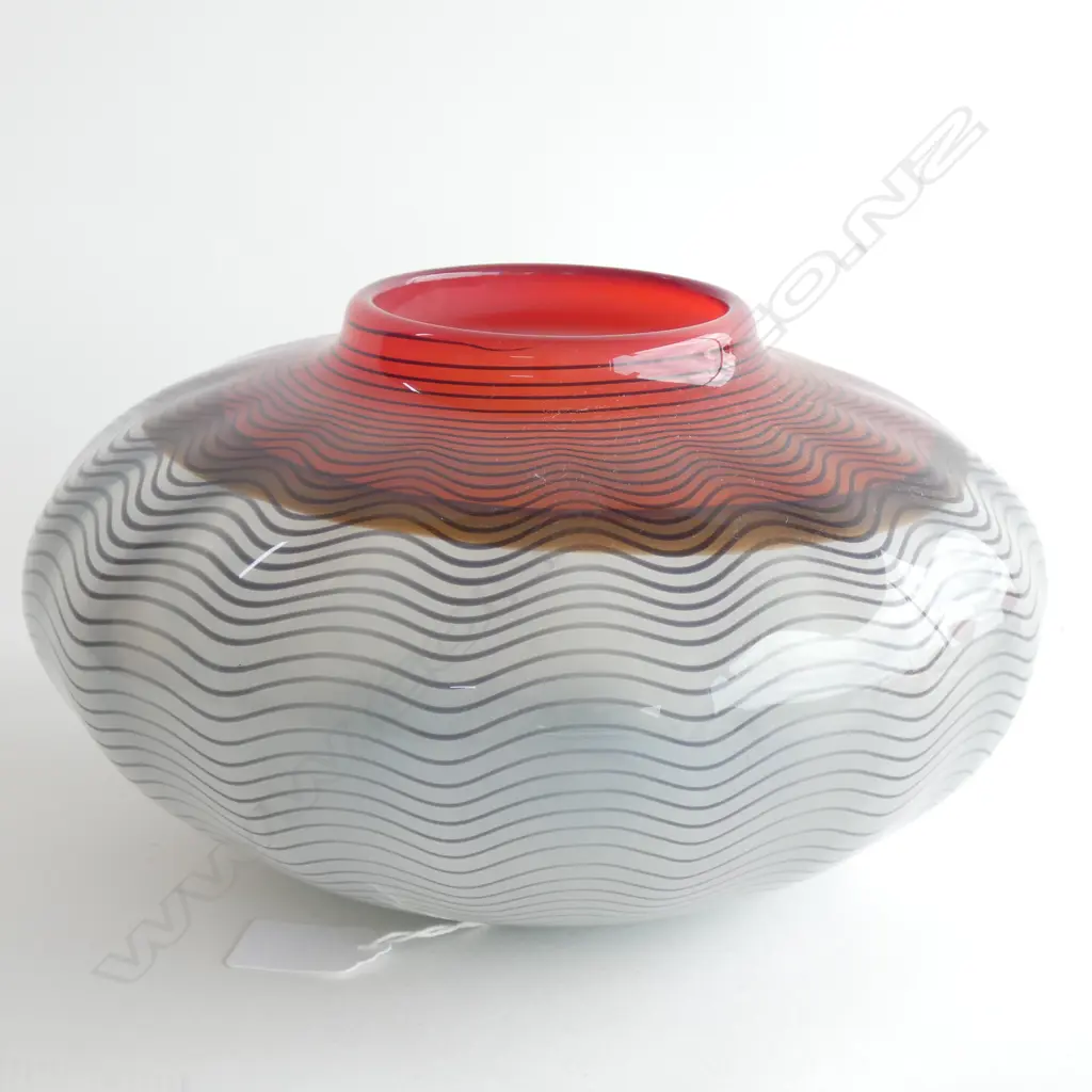 An early Ann Robinson 'trail' vase, Image 1++